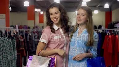 2.两个年轻女子在商店门口挨近说话